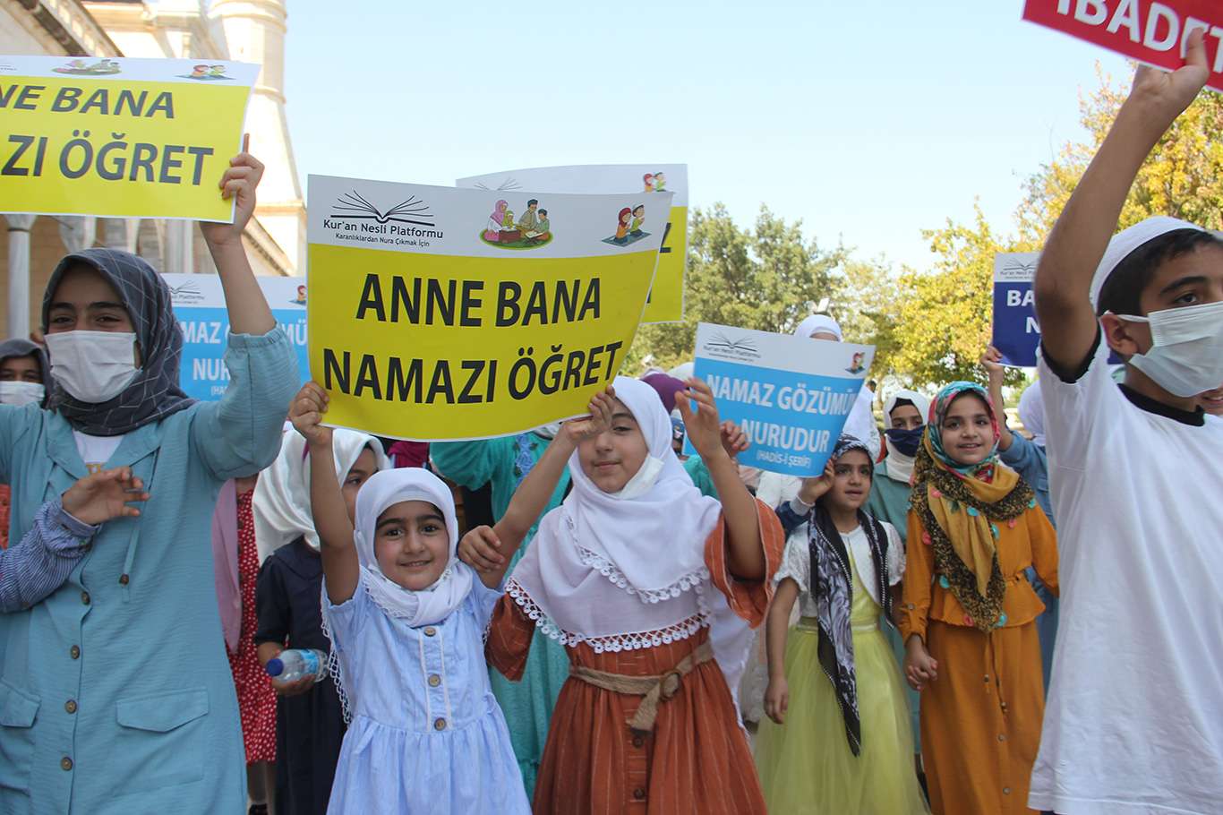 Adana'da yüzlerce çocuk "Hayat Namazla Güzeldir" etkinliğine katıldı